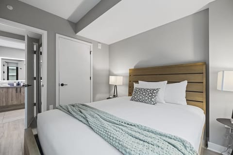 Unit with one queen bed