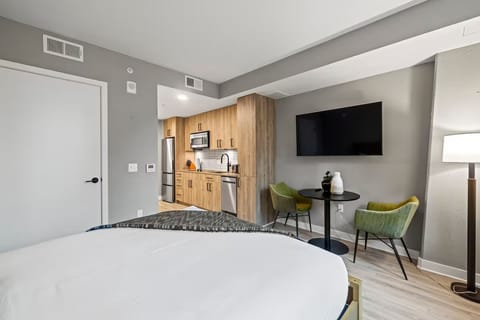 Unit with one queen bed
