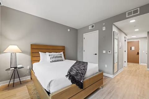 Unit with one queen bed