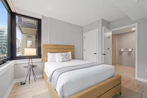 Unit with one queen bed