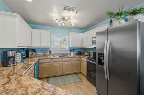 Well-appointed kitchen for all your cooking needs!