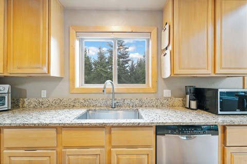 Large basin sink with dishwasher to make washing dishes easy | Main Level