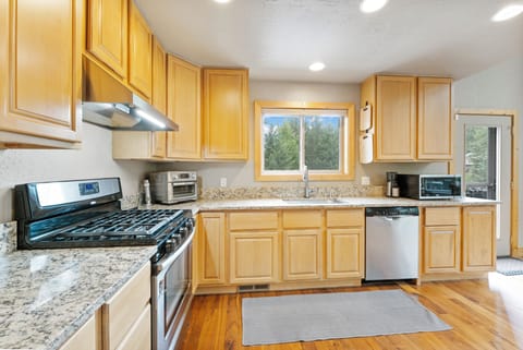 Fully equipped kitchen for all your culinary creations | Main Level