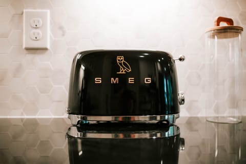 Start your mornings in style with a designer SMEG toaster—where luxury meets everyday comfort in the kitchen.