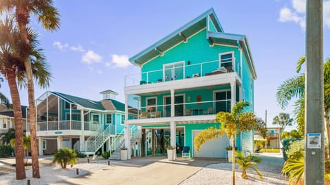 ✨ Your getaway starts here. A bright, spacious retreat designed for effortless family vacations and relaxing couples escapes. Step into comfort, breathe in the Gulf air, and feel vacation mode settle in.