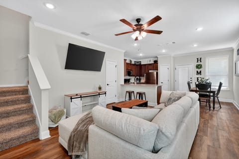Indoors, Furniture, Living Room, Home Decor, Screen