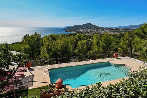 Grand piscine en contre bas de la maison  vue mer à 180 degrés