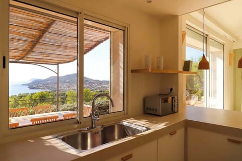 Cuisine ouverte avec vue mer