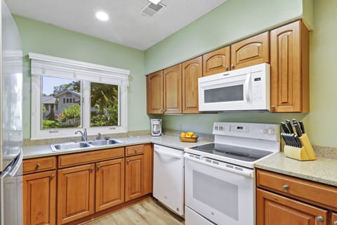 Great kitchen with all the items you need.