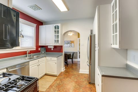 Kitchen | Blender | Toaster | Spices | 1st Floor