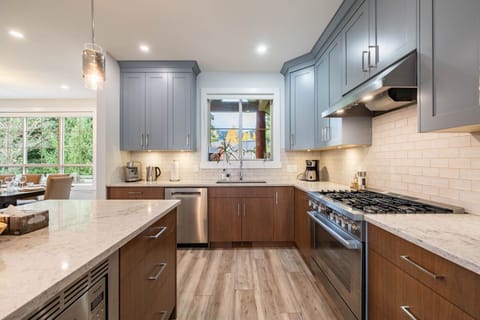 Full kitchen: High-end appliances