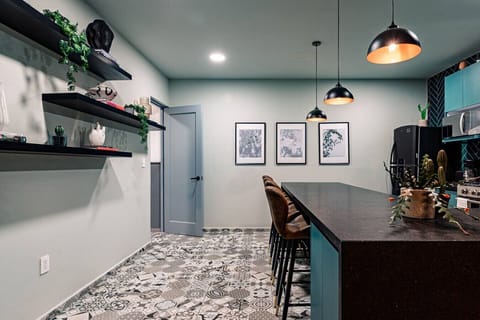 Your group`s hub for eats and easy conversation.