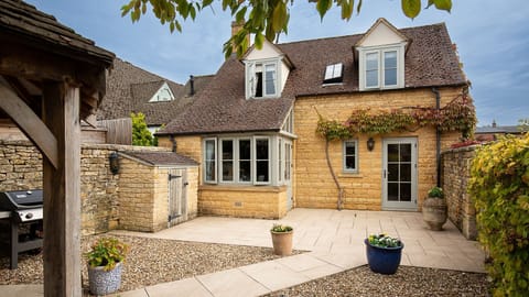 Moments away from the centre of Moreton-in-Marsh, this cottage is tucked away for a peaceful break exploring this area.