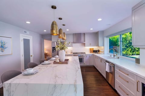 Fully equipped kitchen for cooking and entertaining with ease.