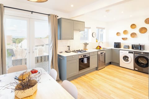 Cook with ease in a modern, fully equipped kitchen designed for everyday use.