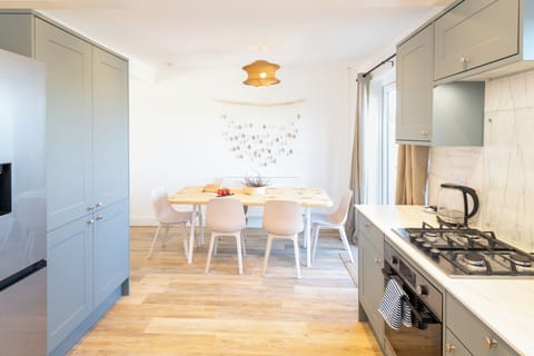 Cook with ease in a modern, fully equipped kitchen designed for everyday use.