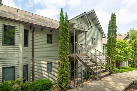 Blue Ridge Unit 2, lower level, just a few steps to enter