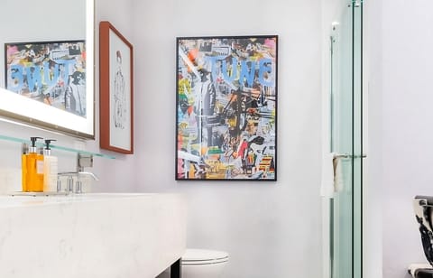 Full bathroom, with all the essentials provided!