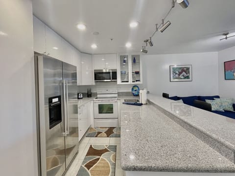 Welcome to our Pool View Condo in Pacific Beach near Crystal Pier!