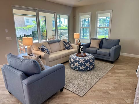 Living Room with sliding doors to lanai