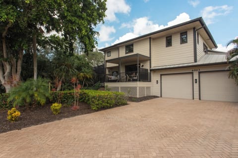 Designed for the Whole Crew.  Teams. Families. Coaches. Friends. This space flexes for game weekends and daycations alike —  walkable to IMG Golf Course and quick drive to IMG Fields. Easy 15 min drive to world famous beaches on AMI or Longboat/Siesta Keys