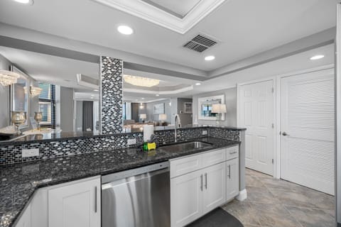 Granite Countertops & high end stainless appliances