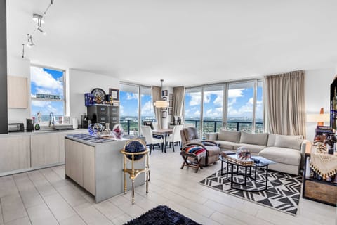 Soar above Hollywood’s coastal charm at Eagle Viewre-write