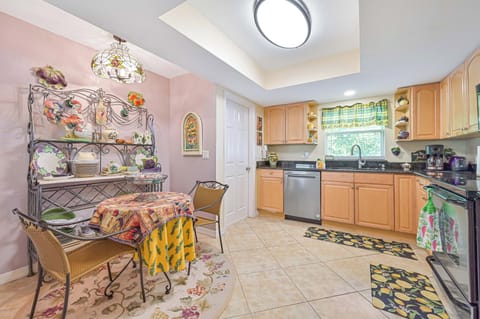 Poolside Oasis - Fully equipped kitchen with breakfast nook and breakfast bar