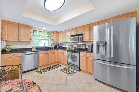 Poolside Oasis - Fully equipped kitchen with breakfast nook and breakfast bar