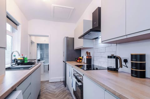 The kitchen has everything you need to cook whilst away from home, equipped with an electric hob, oven, toaster, kettle and microwave.