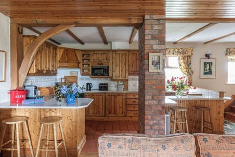 Selfcater in style with local shopping at Centra, Tesco, Mace, Lidl and Aldi.