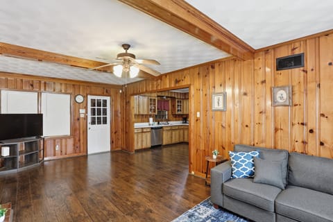 Indoors, Hardwood, Screen, Furniture, Living Room