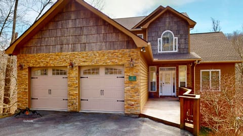 Breeze on Inn - Two Car Attached Garage