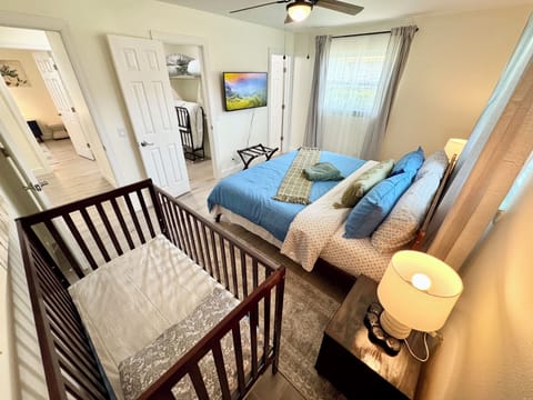 Master bedrom-king size bed/2 night stands/2lamps/twin portable bed/crib/4towels