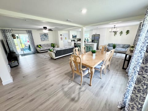 dinning room/sofas/smart TV.everything thta you see will be there.