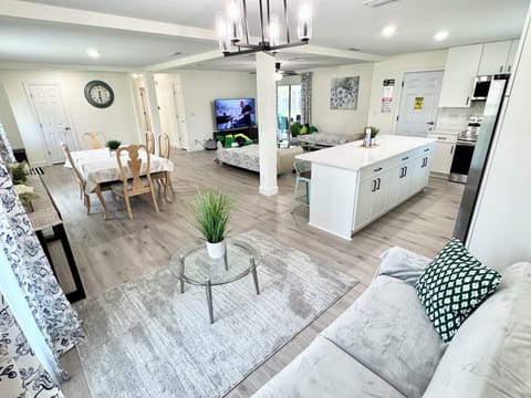 dinning room with 3 sofas thta can be transfer to the beds