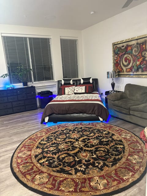Queen bed
