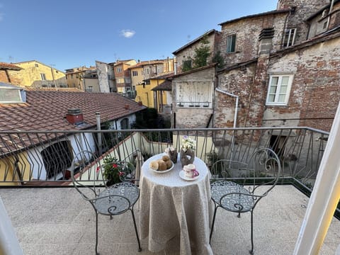 Tree, Grass, Branch, Road Surface, Public Space, Woody Plant, Shade, Park, Driveway, Sidewalk