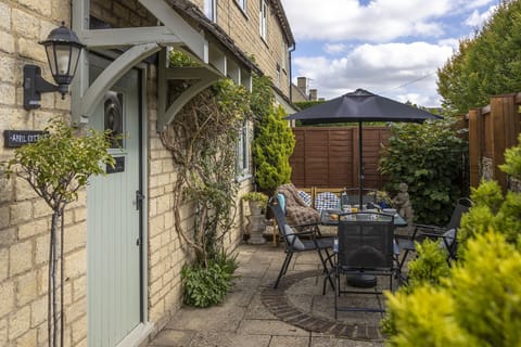 April Cottage Outside - StayCotswold