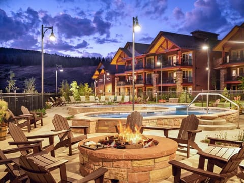 Fire pit, perfect for s'mores!