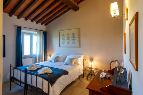 Alloro Room, king-size bed