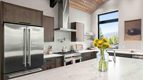 The Serene Summit Stay (9131)