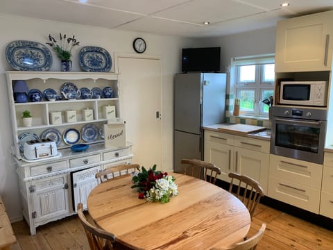 Well equipped kitchen with extendable table that seats 8