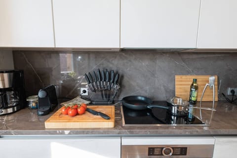 Sleek, fully equipped kitchen with modern appliances — ideal for everything from a quick breakfast to a relaxed dinner at home.