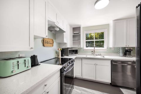 Here is the well equipped kitchen for you to prepare meal easily!