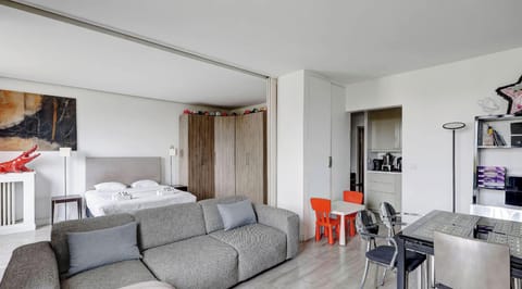 Espace ouvert et lumineux avec coin nuit séparé par une cloison coulissante, grand canapé, coin repas.