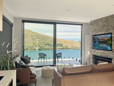 Elevated views of Lake Wakatipu and the surrounding mountains