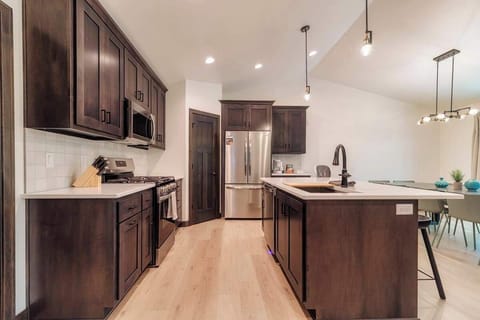 Modern kitchen equipped with stainless steel appliances and everything you need to prepare meals or tailgate feasts. Stylish and fully stocked, it’s the perfect space to cook and gather before game day near Green Bay’s Lambeau Field.