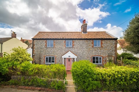 Ruthie Cottage, Bacton: A pretty detached flint cottage, full of character in the rural seaside village of Bacton, within walking distance of the village shop and beautiful beach