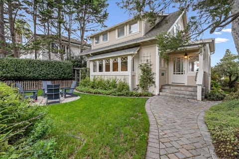 Welcome to 'Cannery Cottage'! Stunning Ocean Views!